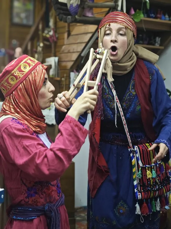 Hacivat ve Karagöz figürleri