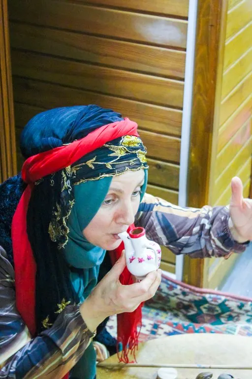 Şennur Ülker düdüklü testi gösteriyor